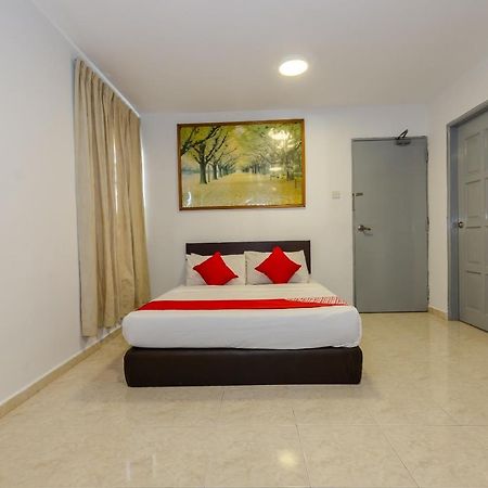 Oyo 1090 Hollitel Hotel Melaka Bagian luar foto