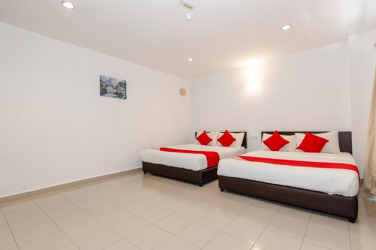Oyo 1090 Hollitel Hotel Melaka Bagian luar foto