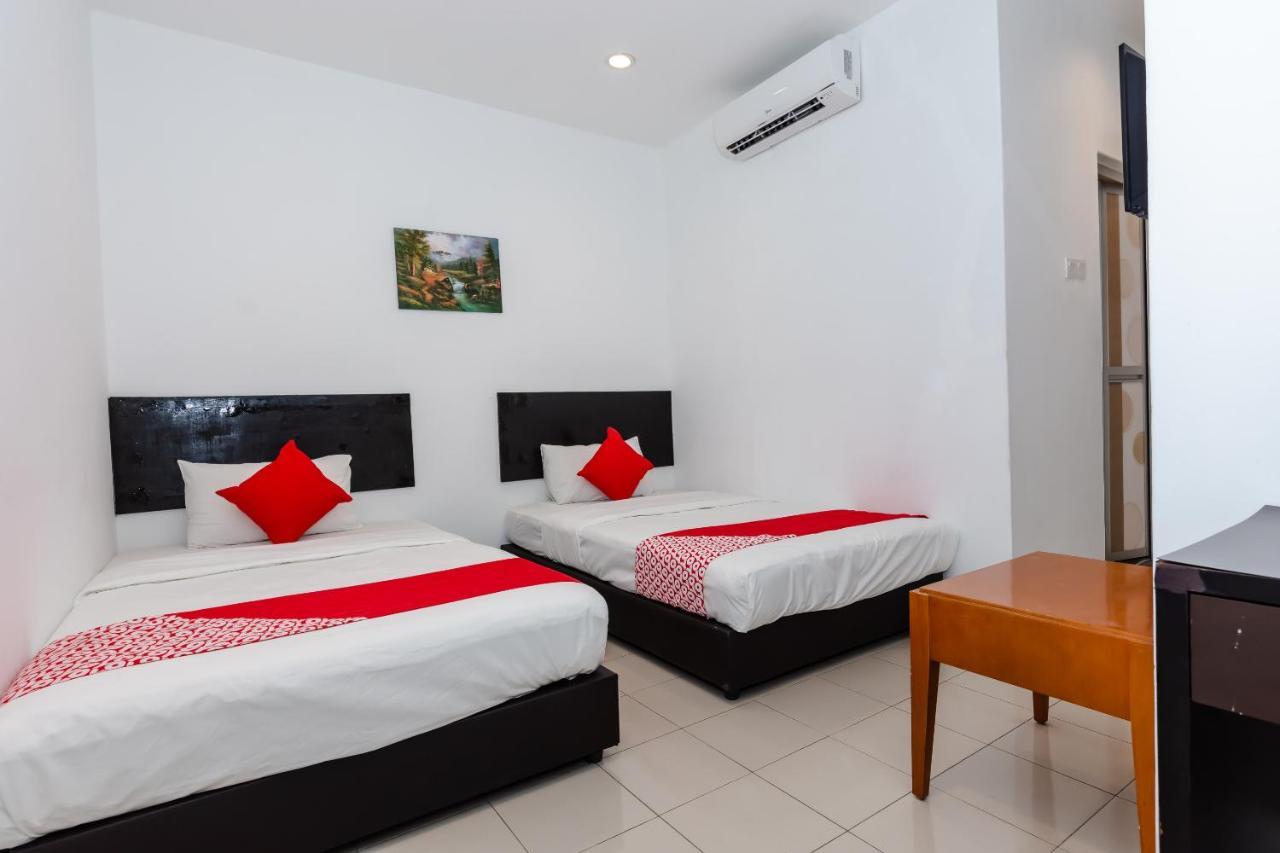 Oyo 1090 Hollitel Hotel Melaka Bagian luar foto