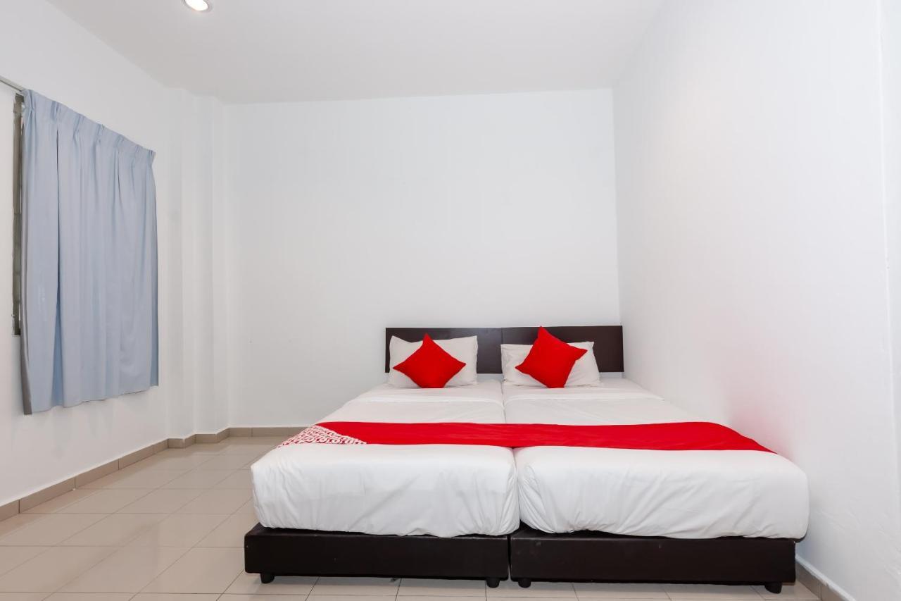 Oyo 1090 Hollitel Hotel Melaka Bagian luar foto