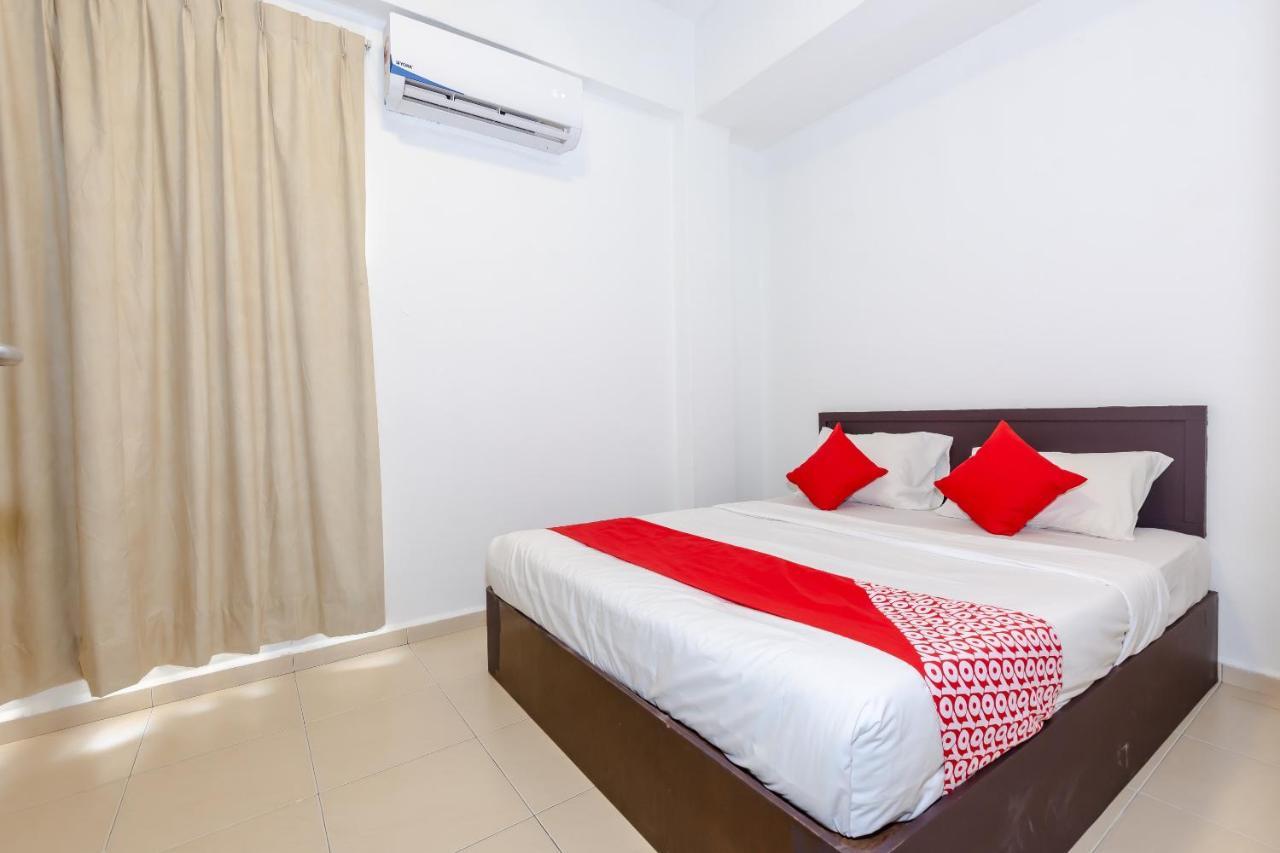 Oyo 1090 Hollitel Hotel Melaka Bagian luar foto