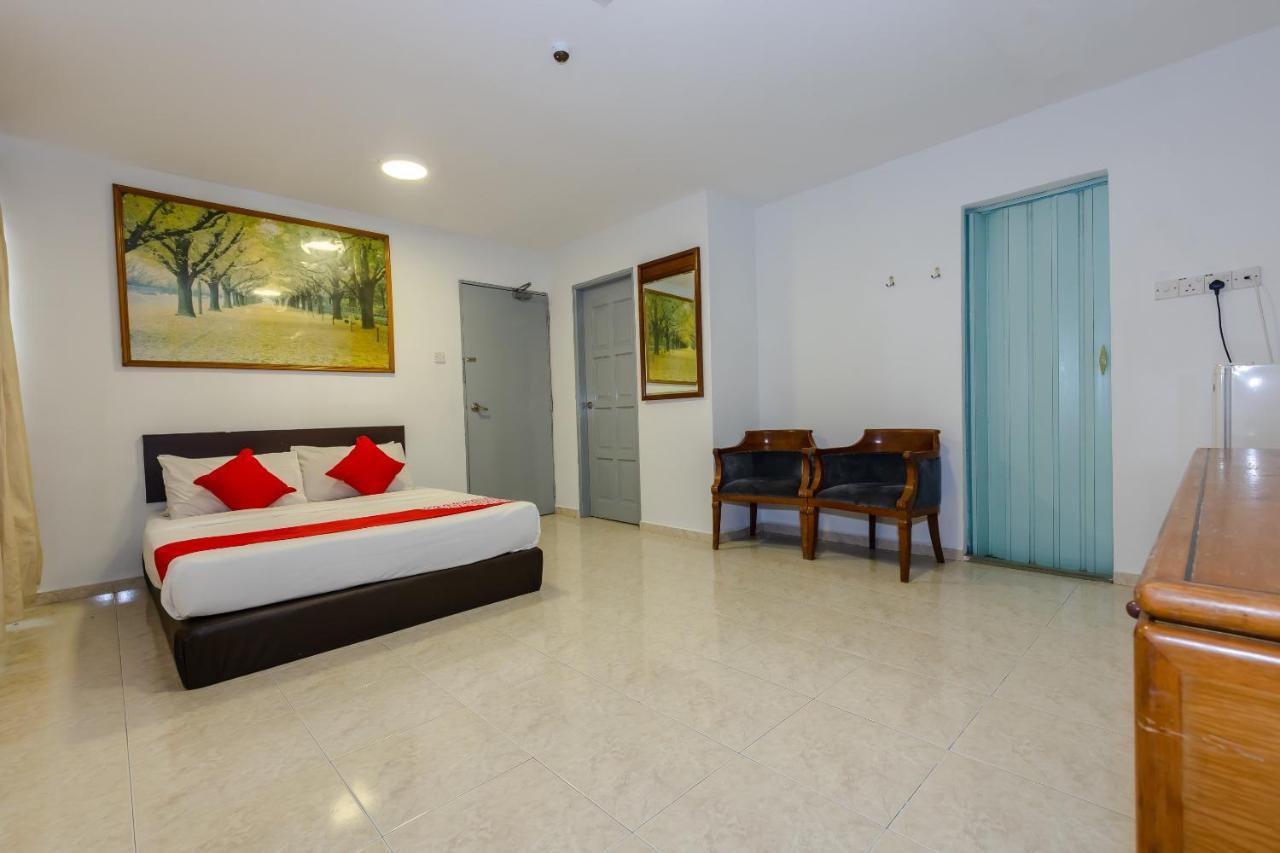 Oyo 1090 Hollitel Hotel Melaka Bagian luar foto