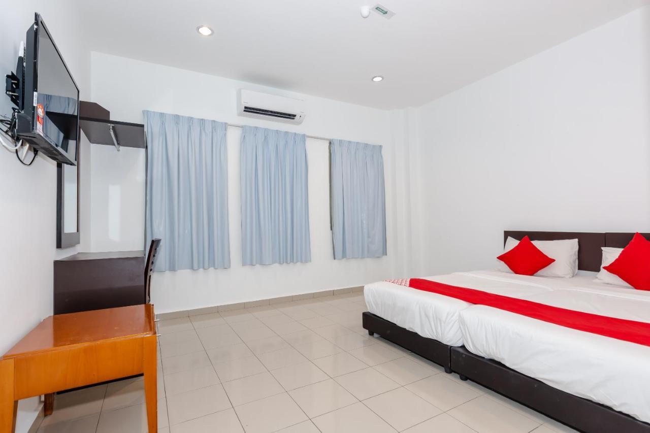 Oyo 1090 Hollitel Hotel Melaka Bagian luar foto