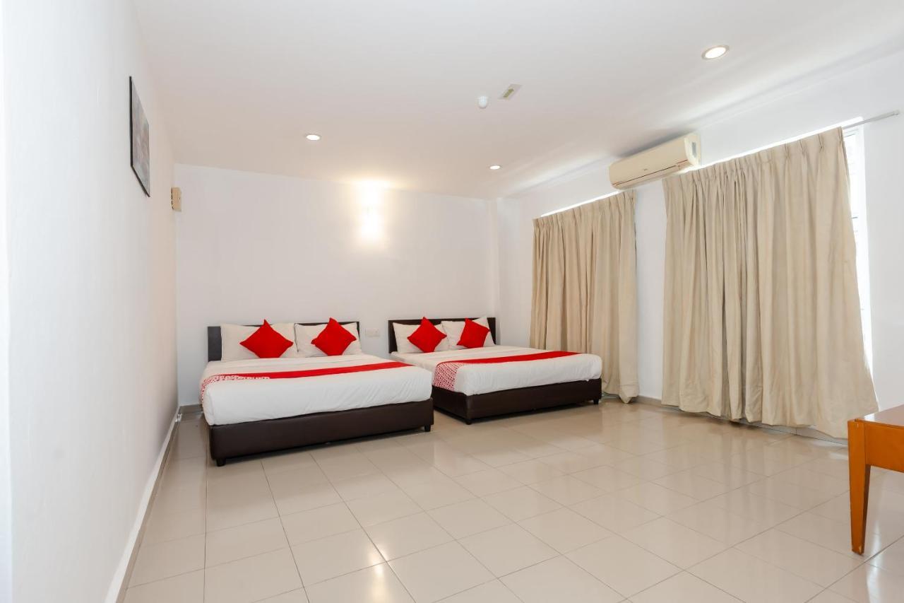 Oyo 1090 Hollitel Hotel Melaka Bagian luar foto
