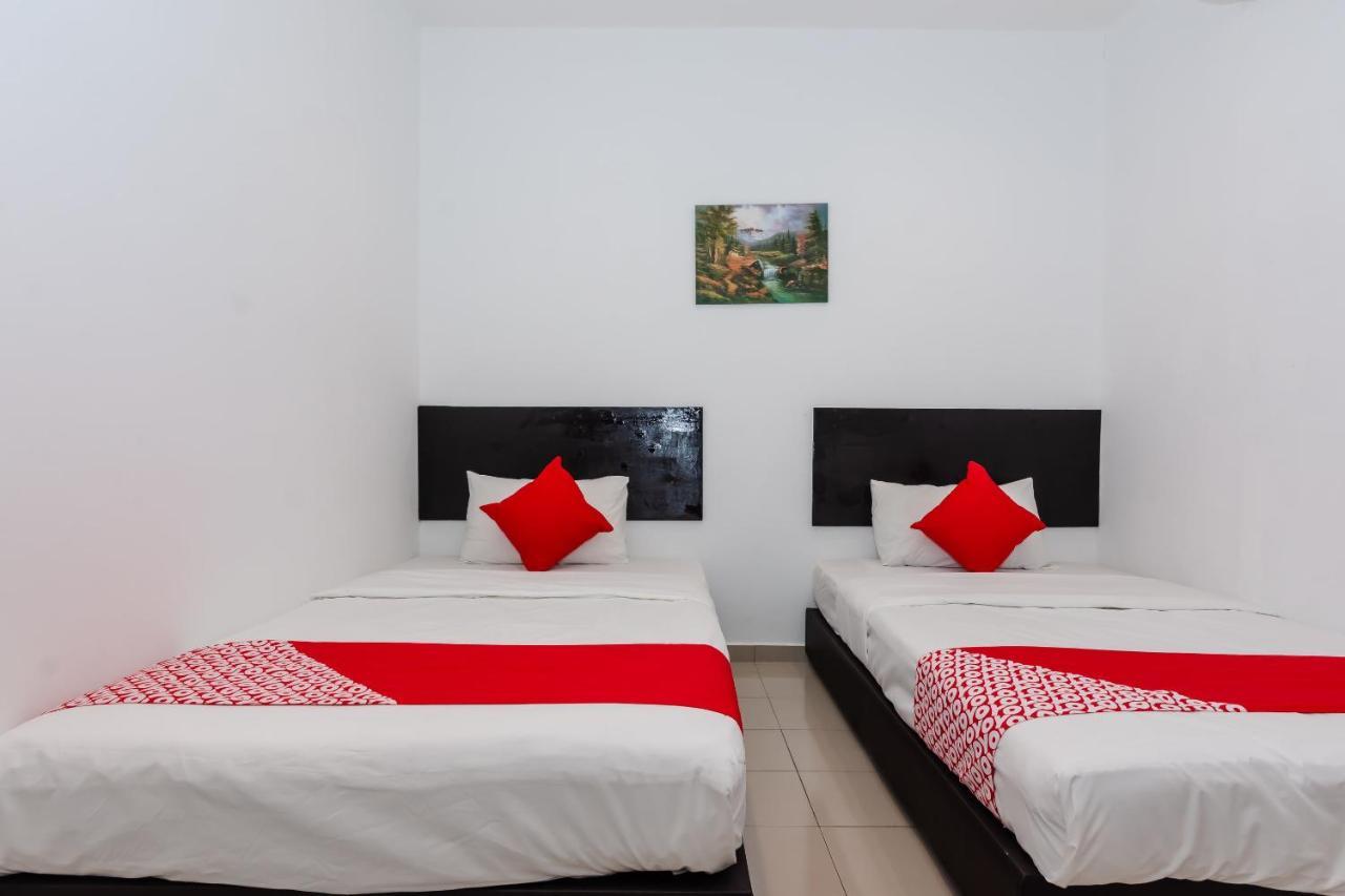 Oyo 1090 Hollitel Hotel Melaka Bagian luar foto